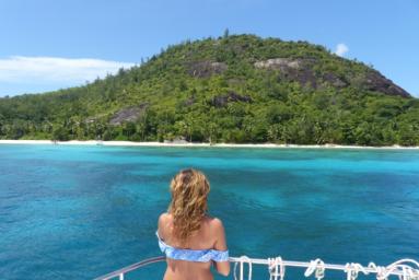 Innamorarsi delle Seychelles dal mare su un catamarano